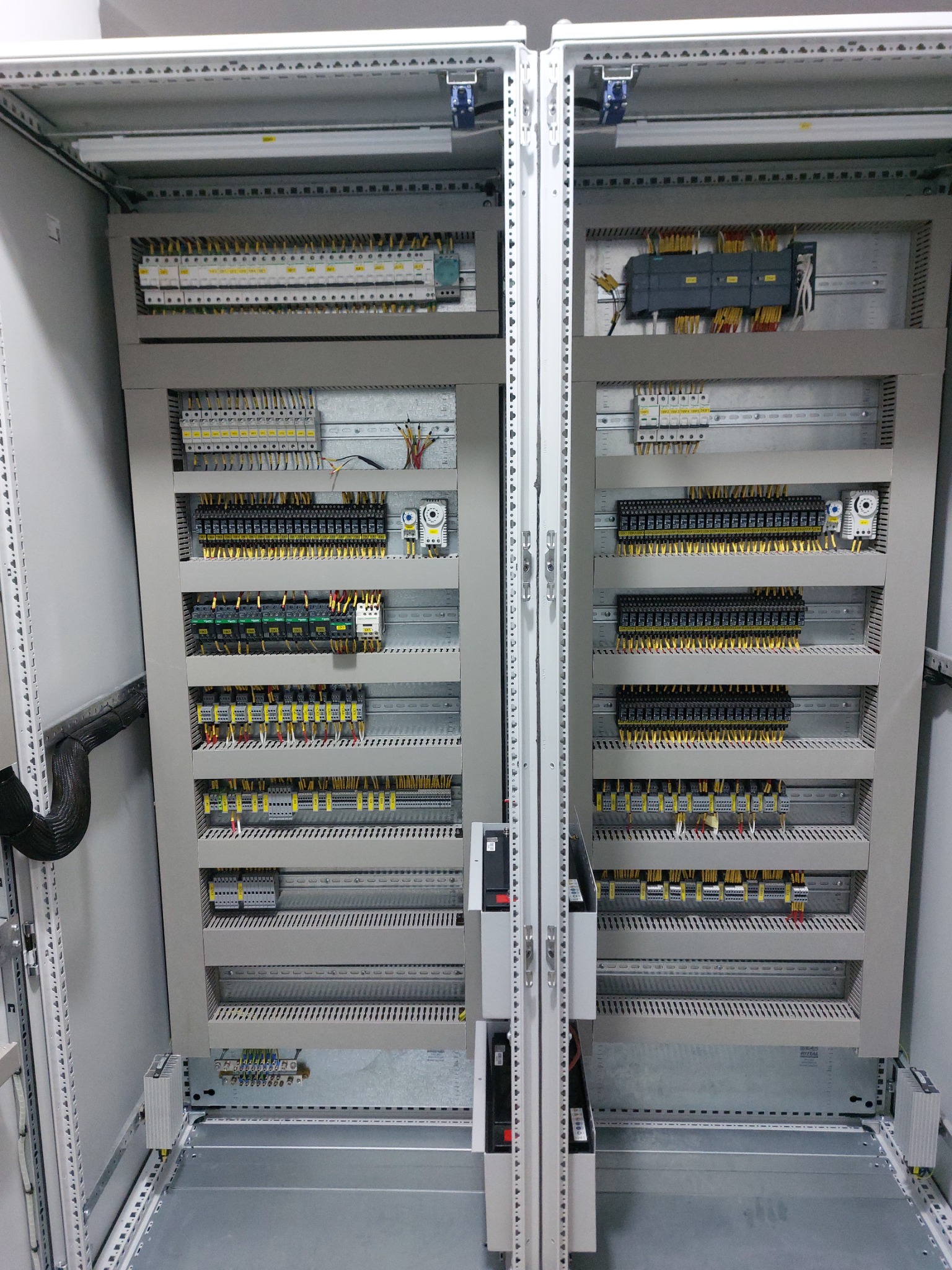 Synchronisation control panel interior